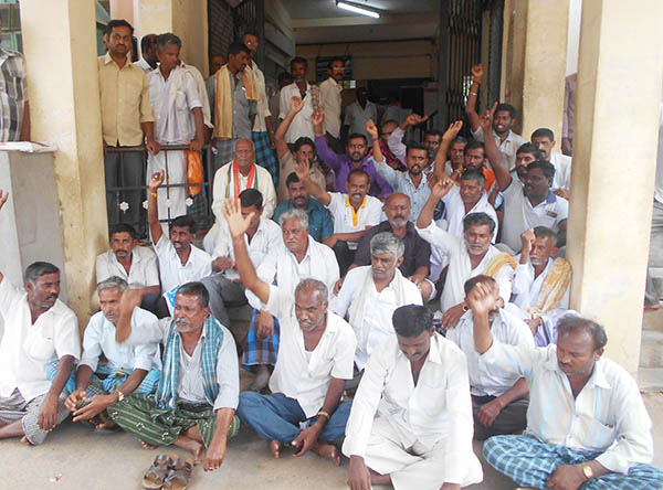 ಶಾಂತಿಸಭೆ:ತಹಸೀಲ್ದಾರ್ ಕ್ರಮ ವಿರುದ್ಧ ಪ್ರತಿಭಟನೆ